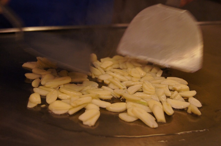 Garlic sizzling on the teppan